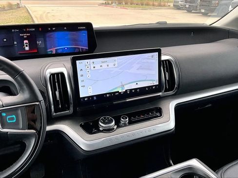 Used 2025 Ford Expedition Platinum image 8