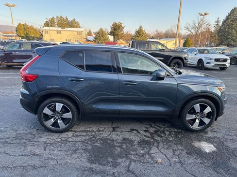 Used 2021 Volvo XC40 T5 Momentum w/ Premium Package image 7