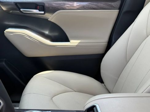 Used 2025 Toyota Highlander Limited FWD image 9