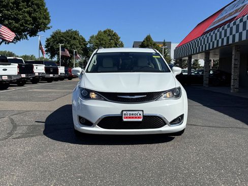 Used 2017 Chrysler Pacifica Touring-L FWD image 2