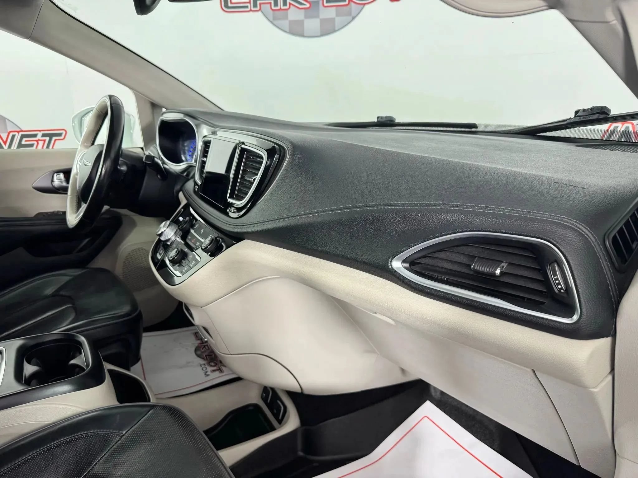Used 2019 Chrysler Pacifica Limited FWD image 12