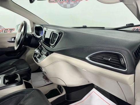 Used 2019 Chrysler Pacifica Limited FWD image 12