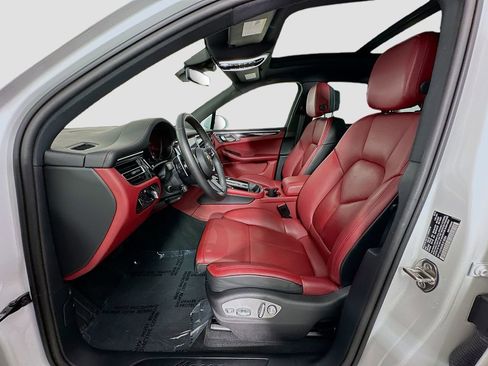 Certified 2024 Porsche Macan AWD/4WD image 5