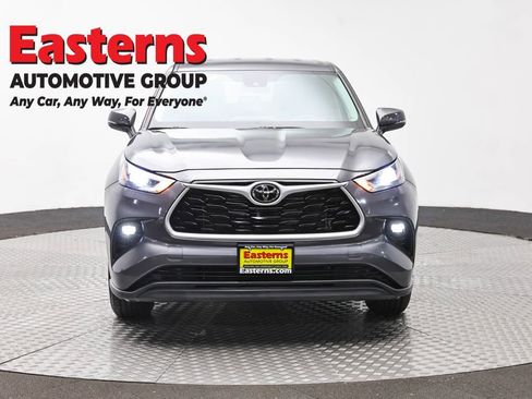 Used 2024 Toyota Highlander LE FWD image 2