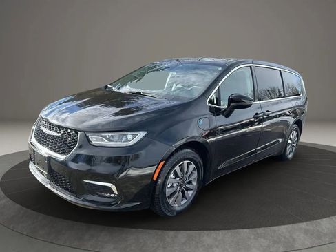 Used 2024 Chrysler Pacifica Limited FWD image 1