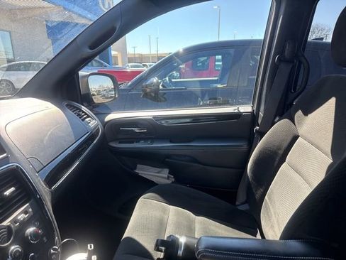 Used 2017 Dodge Grand Caravan SE image 3