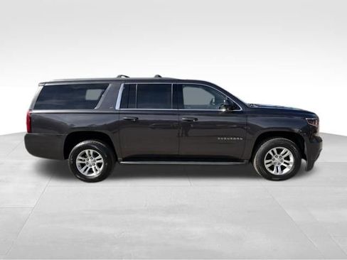 Used 2017 Chevrolet Suburban LT image 2