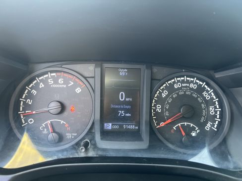 Used 2019 Toyota Tacoma SR image 18