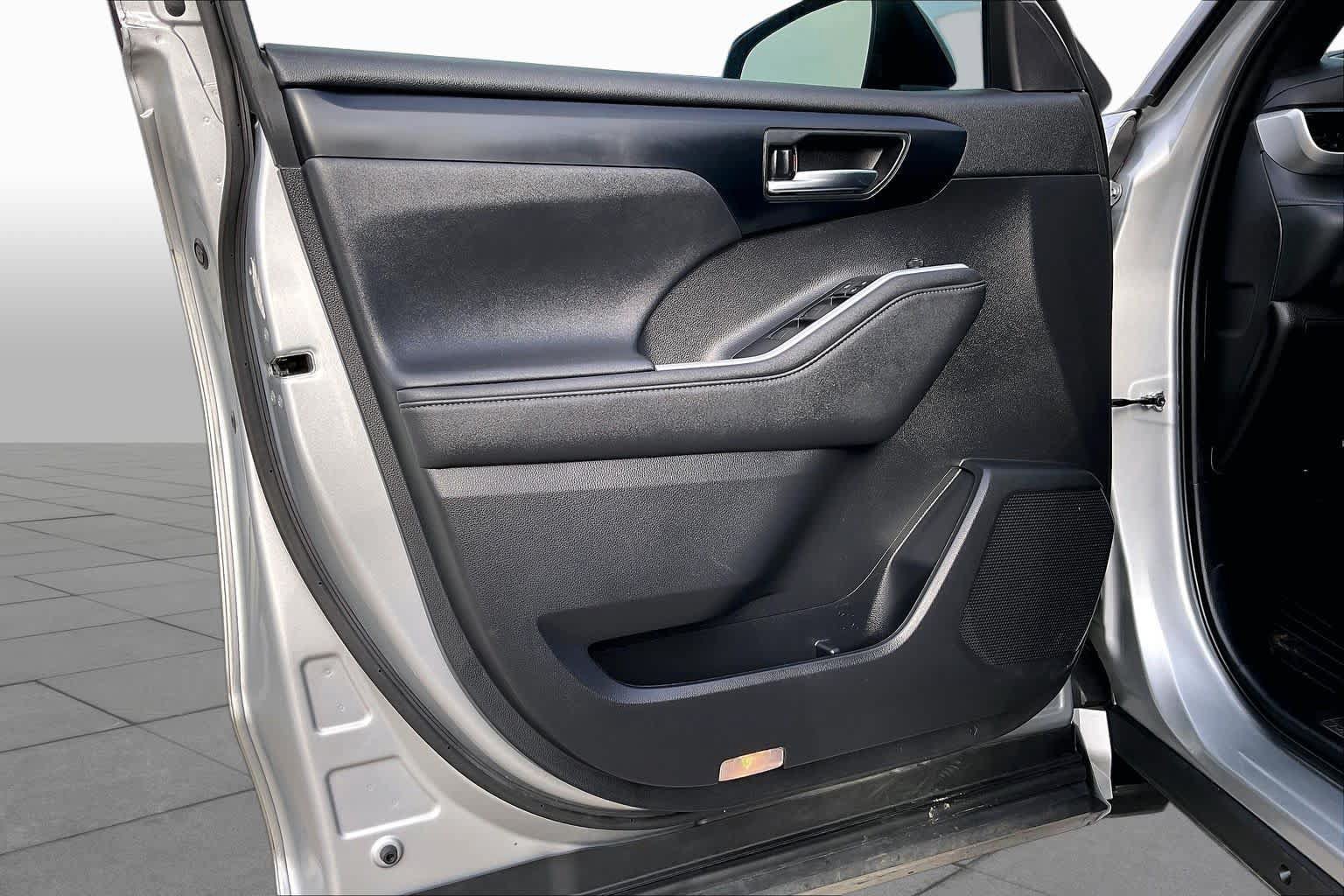 Used 2023 Toyota Highlander XSE FWD image 22