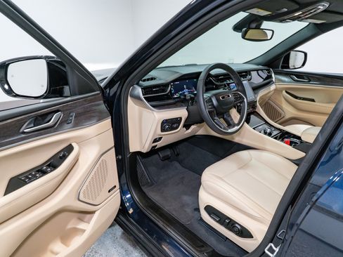 Used 2023 Jeep Grand Cherokee 4WD 4xe image 12