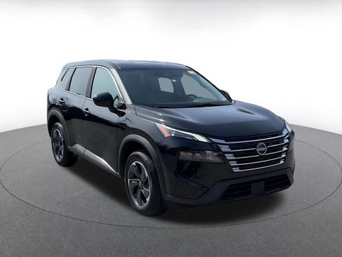 Used 2025 Nissan Rogue SV image 2