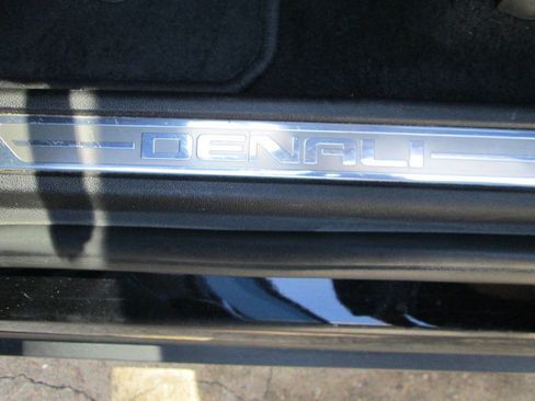 Used 2017 GMC Acadia Denali w/ Technology Package FWD image 21