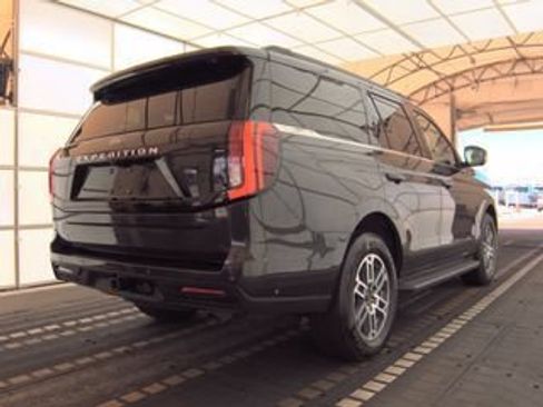 Used 2025 Ford Expedition Active RWD image 16