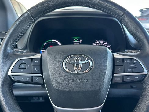 Used 2024 Toyota Sienna XLE FWD image 24