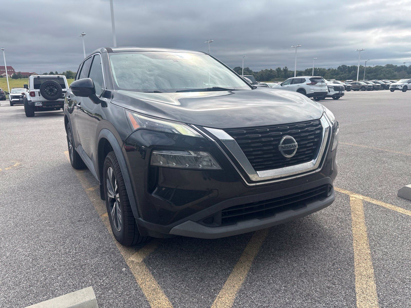 Used 2021 Nissan Rogue SV FWD image 2
