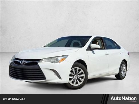 Used 2015 Toyota Camry LE image 1