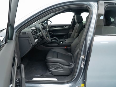 Certified 2026 Porsche Cayenne GTS AWD/4WD image 17