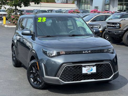 Used 2023 Kia Soul S FWD image 1
