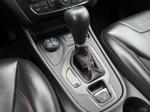Used 2020 Jeep Cherokee Trailhawk w/ Cold Weather Group AWD/4WD image 28