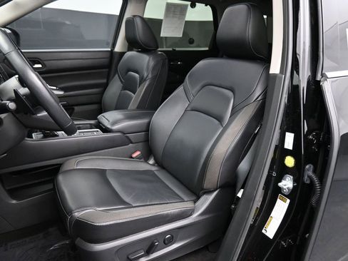 Used 2024 Nissan Pathfinder SL w/ SL Premium Package image 17