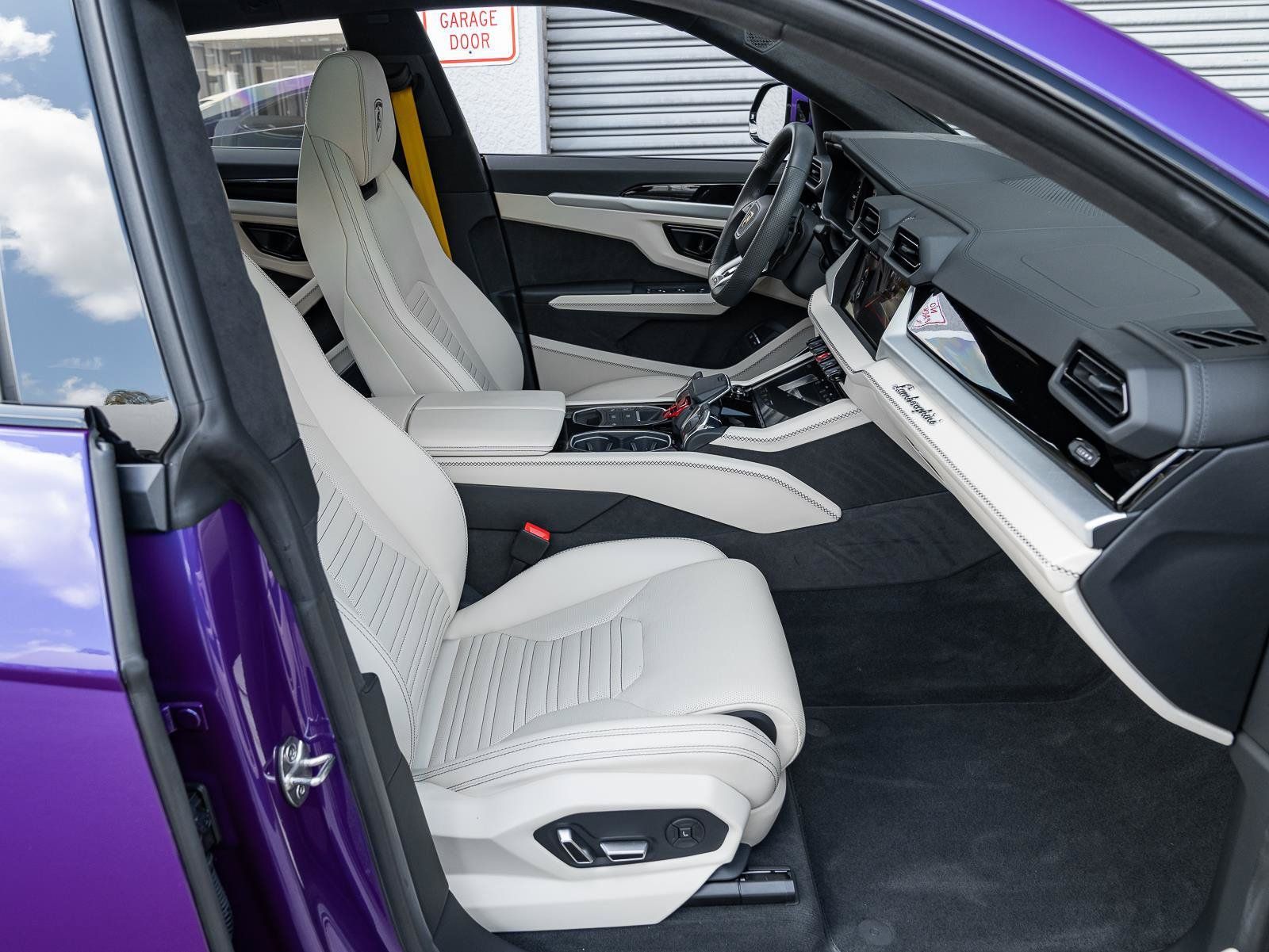 Used 2025 Lamborghini Urus SE AWD/4WD image 26