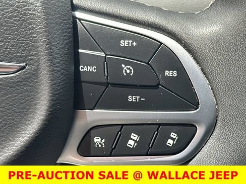 Used 2024 Chrysler Pacifica Touring-L FWD image 22