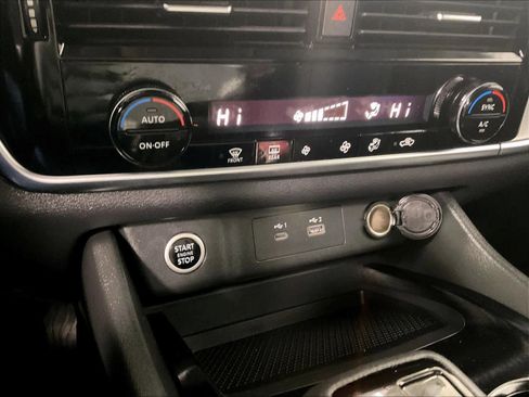 Used 2022 Nissan Rogue SV image 25