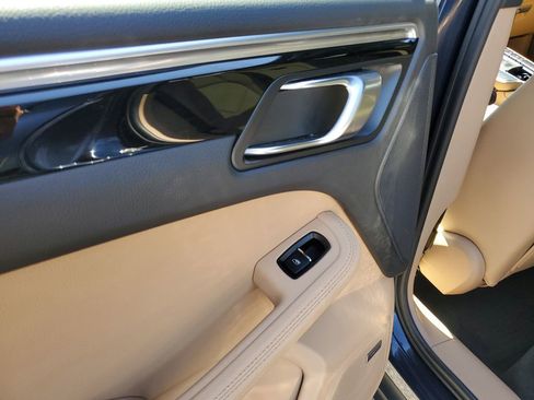 Used 2021 Porsche Macan image 10