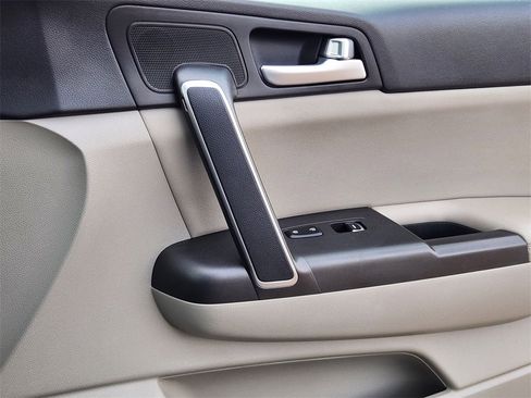 Used 2020 Kia Sportage S image 12