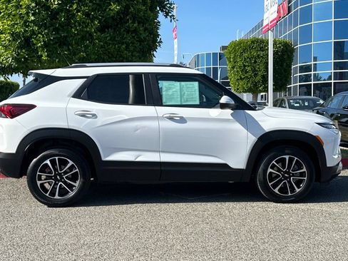 Used 2025 Chevrolet TrailBlazer LT AWD/4WD image 3
