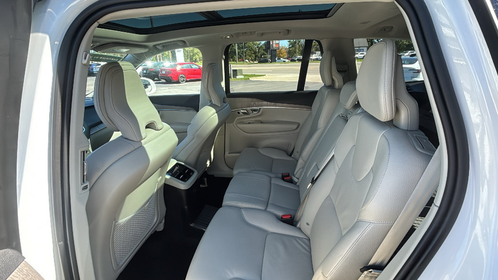 Used 2024 Volvo XC90 T8 Plus w/ Protection Package Premier AWD/4WD image 10