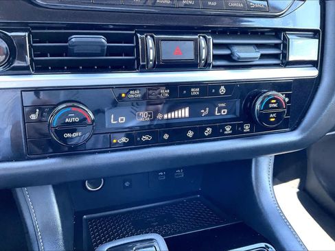 Used 2025 Nissan Pathfinder SL FWD image 31