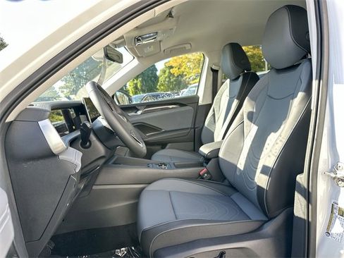 New 2025 Volkswagen Tiguan SE image 12