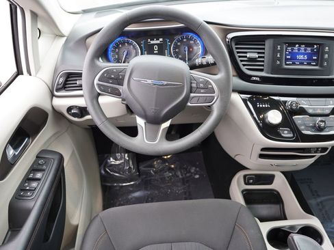 Certified 2017 Chrysler Pacifica LX image 19