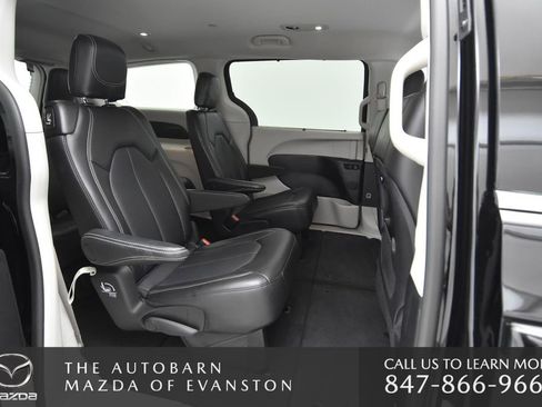 Used 2024 Chrysler Pacifica Touring-L image 26