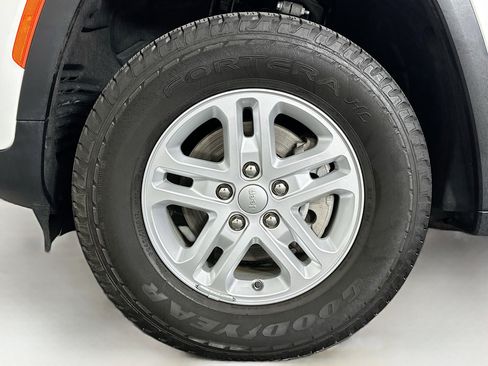 Used 2023 Jeep Grand Cherokee Laredo w/ Luxury Tech Group I image 11