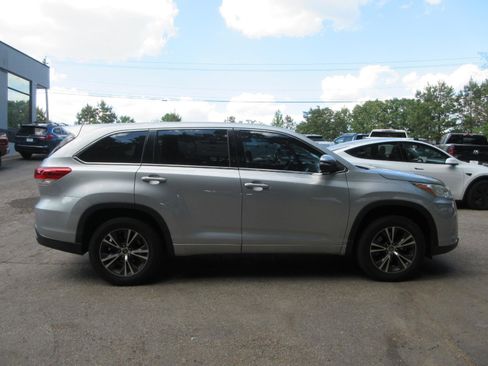 Used 2018 Toyota Highlander LE image 4