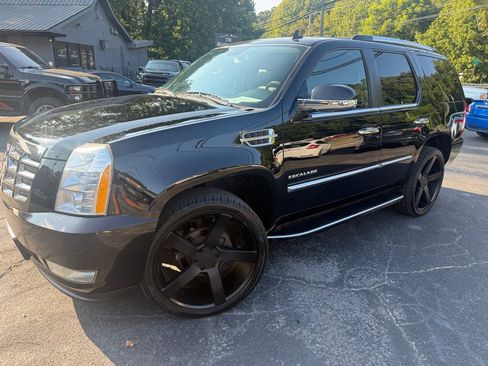 Used 2011 Cadillac Escalade AWD image 7