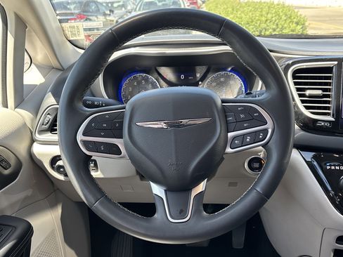 Used 2023 Chrysler Pacifica Touring-L FWD image 17