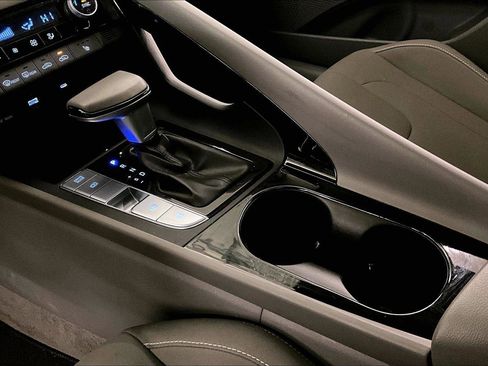 Used 2024 Hyundai Elantra SEL w/ Convenience Package image 16