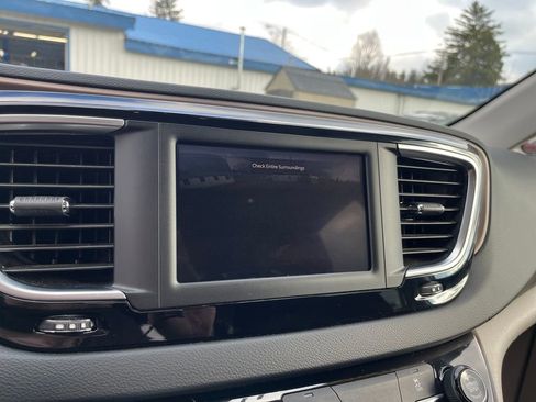 Used 2023 Chrysler Voyager LX image 25