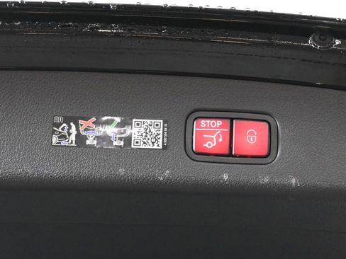 Used 2025 Mercedes-Benz GLC 350e 4MATIC image 36