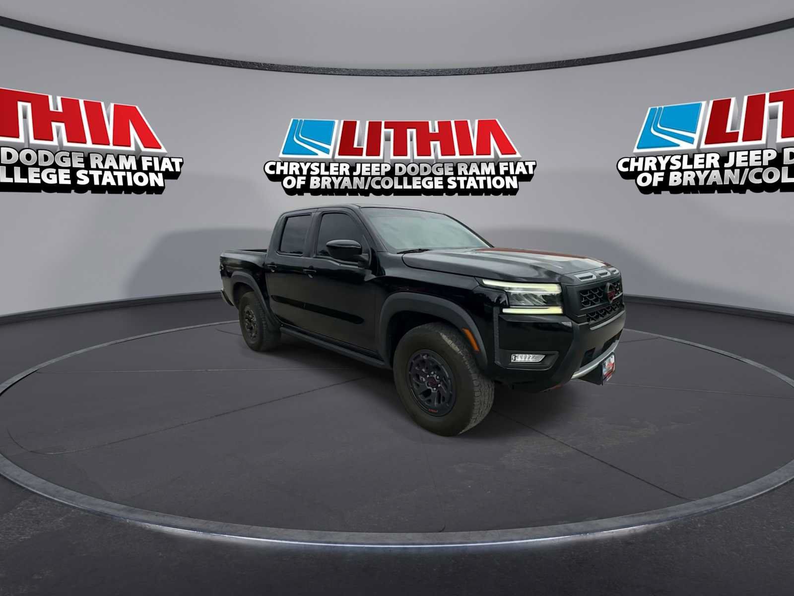 Used 2025 Nissan Frontier PRO-4X AWD/4WD image 2