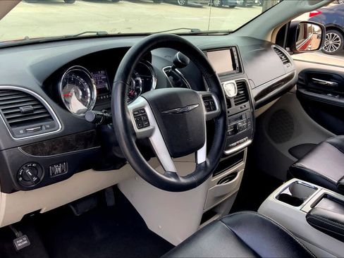 Used 2014 Chrysler Town & Country Touring w/ Trailer Tow Group image 16