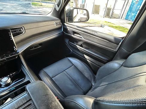 Used 2024 Jeep Wagoneer Series II w/ Flexible Seating Group AWD/4WD image 12