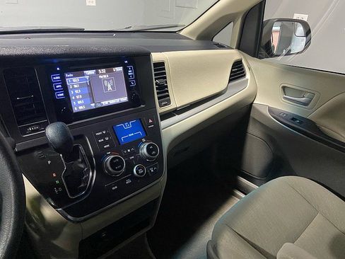 Used 2017 Toyota Sienna LE image 26