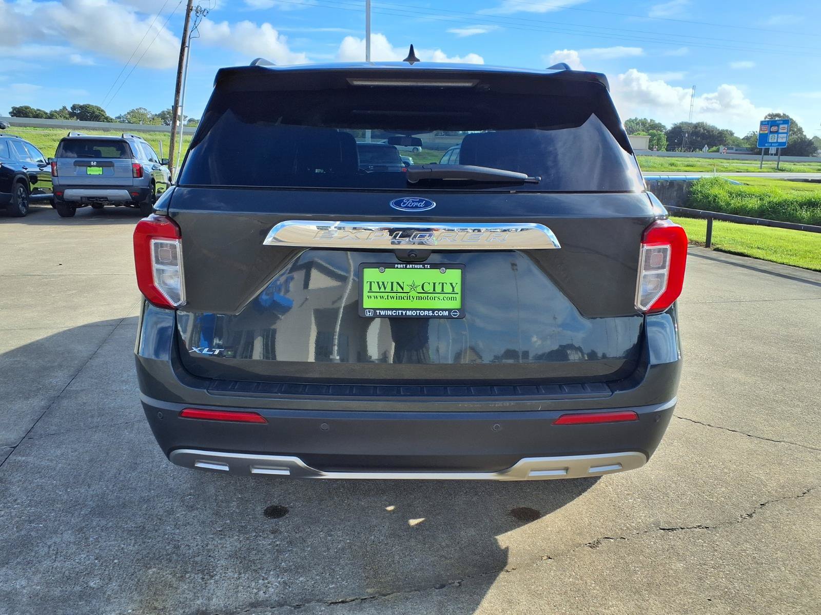 Used 2023 Ford Explorer XLT w/ Equipment Group 202A RWD image 4
