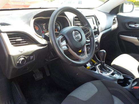 Used 2017 Jeep Cherokee Sport FWD image 11