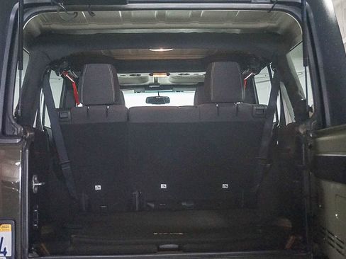 Used 2016 Jeep Wrangler Unlimited Rubicon w/ Connectivity Group image 27