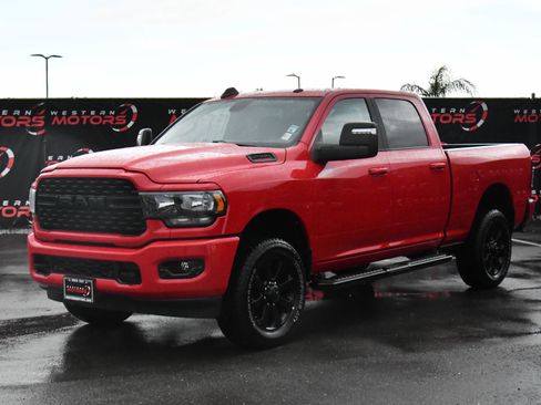 Used 2024 RAM 2500 Big Horn w/ Night Edition AWD/4WD image 3